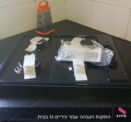 שיש שחור במטבח עם כיריים וגז